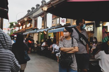 Tangerang, Batı Java, Endonezya, 2022 - PIK Çin Mahallesi Pantjoran Bölgesi 'nde takılan ziyaretçiler. Bu bölge aileler için çok uygun çünkü çok fazla sokak yemeği ve Çin restoranı var..