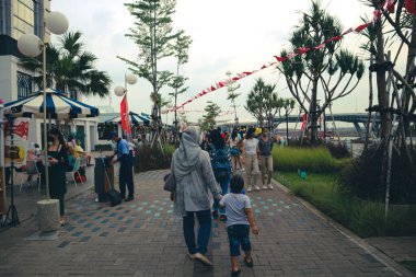 PIK 2, Kuzey Jakarta, Endonezya, 2022 - Ziyaretçiler Kore 'deki sahil atmosferine benzer bir hisle Batavia PIK bölgesindeki Koyda eğlenmekle meşguldüler.