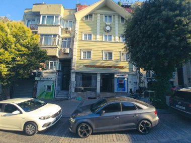 Temmuz 2022 'de Türkiye. İstanbul 'daki Kucuk Ayasofya Cd Sultanahmet yolunda arabalar park halinde. Dar yollar ve park yeri yok çünkü bu arabalar yol kenarına park ediyorlar..