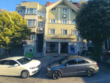 Temmuz 2022 'de Türkiye. İstanbul 'daki Kucuk Ayasofya Cd Sultanahmet yolunda arabalar park halinde. Dar yollar ve park yeri yok çünkü bu arabalar yol kenarına park ediyorlar..