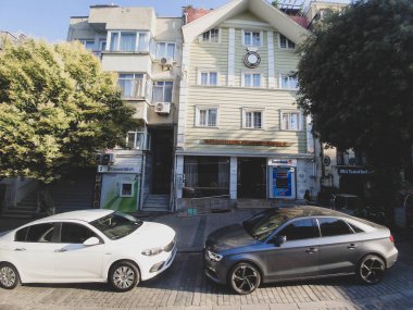 Temmuz 2022 'de Türkiye. İstanbul 'daki Kucuk Ayasofya Cd Sultanahmet yolunda arabalar park halinde. Dar yollar ve park yeri yok çünkü bu arabalar yol kenarına park ediyorlar..