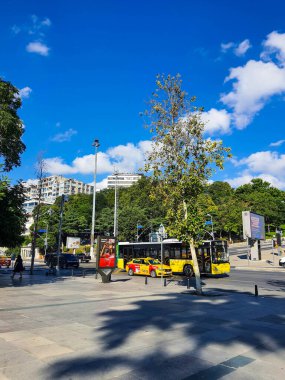 Temmuz 2022 'de Türkiye. Vodafone Parkı 'nın önündeki yolda trafik vardı. Vodafone Parkı, Beşiktaş JK 'ya ev sahipliği yapan çok amaçlı bir stadyumdur. Stadyum, BJK Inonu Stadyumu 'nun eski ev sahibi Beşiktaş' ın üzerine inşa edilmiştir..