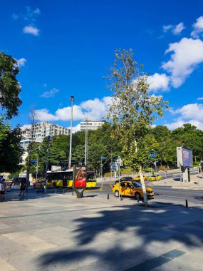 Temmuz 2022 'de Türkiye. Vodafone Parkı 'nın önündeki yolda trafik vardı. Vodafone Parkı, Beşiktaş JK 'ya ev sahipliği yapan çok amaçlı bir stadyumdur. Stadyum, BJK Inonu Stadyumu 'nun eski ev sahibi Beşiktaş' ın üzerine inşa edilmiştir..