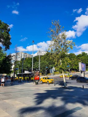 Temmuz 2022 'de Türkiye. Vodafone Parkı 'nın önündeki yolda trafik vardı. Vodafone Parkı, Beşiktaş JK 'ya ev sahipliği yapan çok amaçlı bir stadyumdur. Stadyum, BJK Inonu Stadyumu 'nun eski ev sahibi Beşiktaş' ın üzerine inşa edilmiştir..