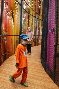 Cakarta, Endonezya Ağustos 2022. Flora ve Fauna 'yı seven ziyaretçiler, Merkez Jakarta' daki Banteng Field 'daki Flona 2022 sergisini ziyaret ediyorlar. Birçok aile de burada tatil yapıyor..