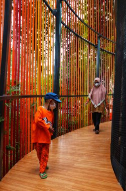 Cakarta, Endonezya Ağustos 2022. Flora ve Fauna 'yı seven ziyaretçiler, Merkez Jakarta' daki Banteng Field 'daki Flona 2022 sergisini ziyaret ediyorlar. Birçok aile de burada tatil yapıyor..