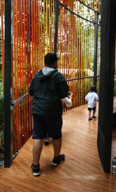 Cakarta, Endonezya Ağustos 2022. Flora ve Fauna 'yı seven ziyaretçiler, Merkez Jakarta' daki Banteng Field 'daki Flona 2022 sergisini ziyaret ediyorlar. Birçok aile de burada tatil yapıyor..