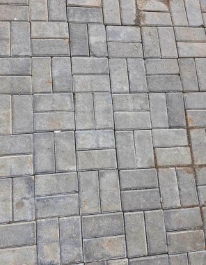 Arkaplan ya da kalıp şablonu olarak uygun fotoğraflar. Bir ofis bahçesinde düzgün yerleştirilmiş taş bloklar..