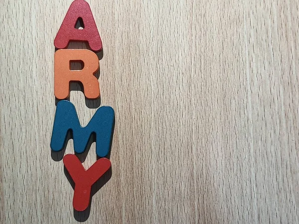 Zdjęcie Alfabetu Drewnianym Stole Napisem Army Armia Jest Fandomem Popularnej — Zdjęcie stockowe