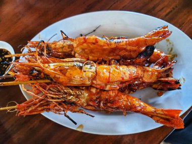 Ballı ızgara karides, lezzetli bir aromayla mükemmel dengelenmiş lezzetli ve tatlı bir tadı olan tipik bir Endonezya deniz ürünleri yemeği. Lokantada çok güzel servis ediliyor..