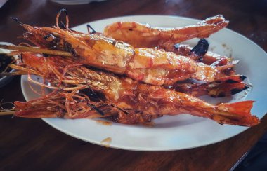 Ballı ızgara karides, lezzetli bir aromayla mükemmel dengelenmiş lezzetli ve tatlı bir tadı olan tipik bir Endonezya deniz ürünleri yemeği. Lokantada çok güzel servis ediliyor..