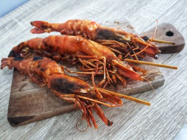 Ballı ızgara karides, lezzetli bir aromayla mükemmel dengelenmiş lezzetli ve tatlı bir tadı olan tipik bir Endonezya deniz ürünleri yemeği. Lokantada çok güzel servis ediliyor..