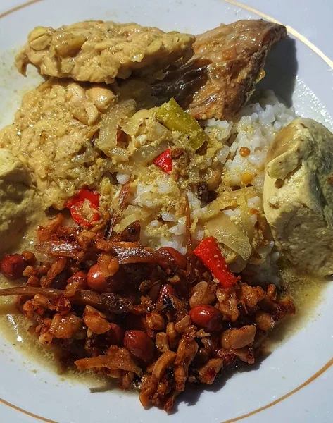 Foto Eines Tellers Mit Hausgemachtem Essen Reis Mit Beilagen Aus — Stockfoto
