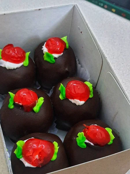 ミニブラックフォレストケーキ チョコレートコーティングとチェリーフルーツトッピングのケーキの箱 これらの小さな形状は お茶と午後の軽食に最適です — ストック写真
