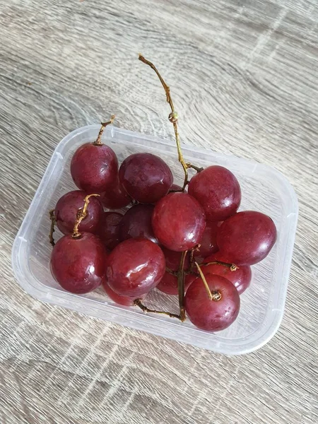 以水果形式提供给饭盒儿童的补充食品 一个装有葡萄果实的小塑料盒 含有大量维生素和抗氧化剂 — 图库照片