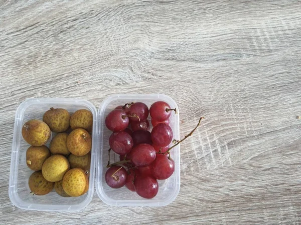 Ergänzende Nahrungsmittel Für Kinder Form Von Obst Zwei Kleine Plastikboxen — Stockfoto
