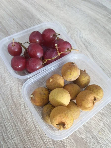 Συμπληρωματικές Προμήθειες Τροφίμων Για Παιδιά Μορφή Φρούτων Δύο Μικρά Πλαστικά — Φωτογραφία Αρχείου