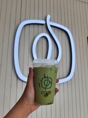 Cakarta, Endonezya Ekim 2022. Fore Coffee 'nin ana içkilerinden biri olan Fore Matcha Green Tea (Buzlu). Kremalı kibrit tadında çok lezzetli. Fore Coffee, Endonezya 'nın en ünlü şubelerinden biridir..