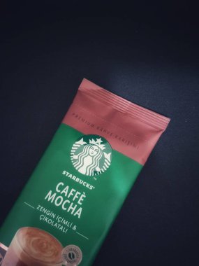 Batı Java, Endonezya Ekim 2022. Türkiye 'den alınmış bir kese Starbucks kahvesi. Kahve aromalı kahve çok lezzetlidir çünkü koyu bir kahve tadı ve kremalı çikolata tadı vardır..