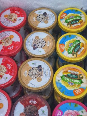 Batı Java, Endonezya Ekim 2022. Yerel Endonezya yapımı dondurma, yerel olarak oldukça iyi bilinir. Dondurmacının içinde farklı türde dondurmalar var..