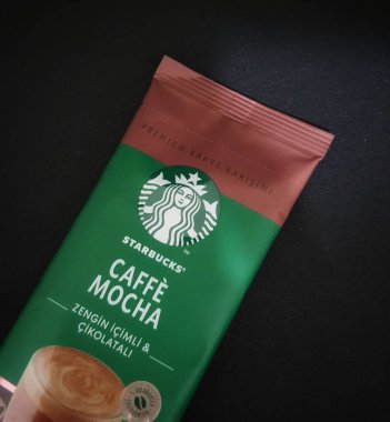 Batı Java, Endonezya Ekim 2022. Türkiye 'den alınmış bir kese Starbucks kahvesi. Kahve aromalı kahve çok lezzetlidir çünkü koyu bir kahve tadı ve kremalı çikolata tadı vardır..