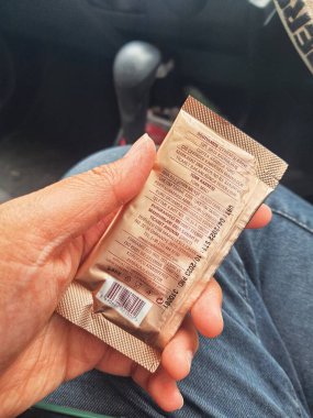 Batı Java, Endonezya Ekim 2022. Bir el Türk kahve kesesini tutuyor. Türkiye 'de çok efsanevi bir kahve.