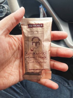 Batı Java, Endonezya Ekim 2022. Bir el Türk kahve kesesini tutuyor. Türkiye 'de çok efsanevi bir kahve.