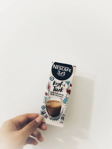 2022年10月にインドネシアのジャカルタ 典型的なトルコのネスカフェコーヒーを持っている手 トルコのネスカフェコーヒーの新バージョン — ストック写真