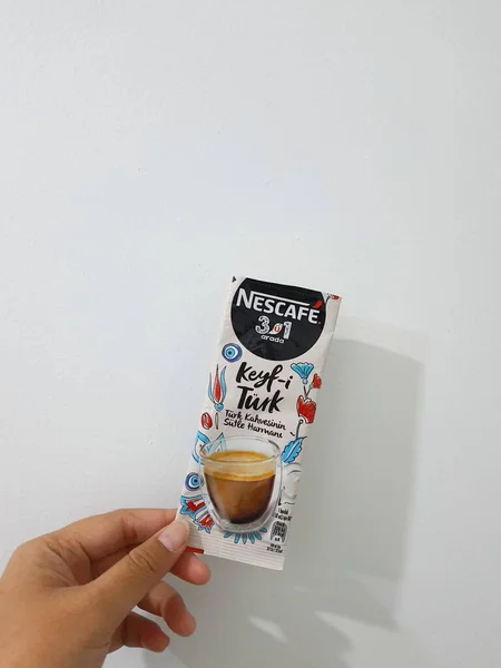 Jacarta Indonésia Outubro 2022 Uma Mão Segurando Típico Café Turco — Fotografia de Stock