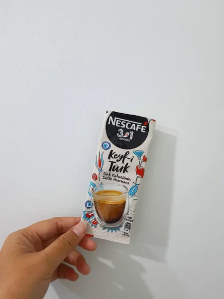2022年10月にインドネシアのジャカルタ 典型的なトルコのネスカフェコーヒーを持っている手 トルコのネスカフェコーヒーの新バージョン — ストック写真