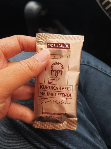 2022年10月にインドネシアの西ジャワ州 手がトルコのコーヒーサシェを持っている トルコでとても伝説的なコーヒーです — ストック写真