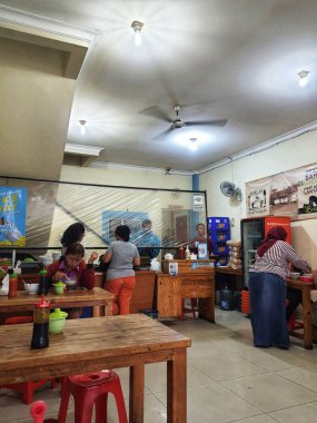 Batı Java, Endonezya Temmuz 2022. Köfte satan bir büfeden bir sahne. Satılan köftelerin türü Endonezya 'da oldukça popüler olan Malang köfteleridir. Bu dükkanın adı Caksu Kumis..