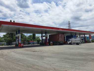 Batı Java, Endonezya Temmuz 2022. Fotoğraf Purwakarta 'daki Pertamina' ya ait bir benzin istasyonundan. Benzin alan birkaç araba ve kamyonet var..