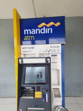 Cakarta, Endonezya Temmuz 2022. Bu Mandiri Bankası 'ndan Otomatik Teller Machine ya da ATM' nin fotoğrafı. Bank Mandiri Endonezya 'nın en büyük bankalarından biridir..