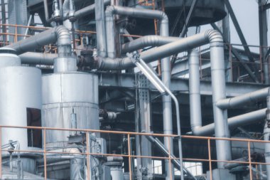 Kimya fabrikasındaki çelik boruların bileşenleri. Bu fabrika reçine üretiminde uzmanlaşmış..