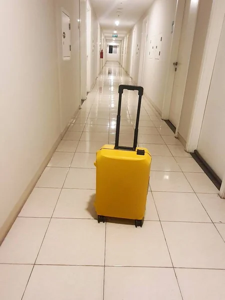 Μια Μικρή Βαλίτσα Κίτρινο Χρώμα Αυτή Βαλίτσα Τοποθετήθηκε Ένα Διάδρομο — Φωτογραφία Αρχείου