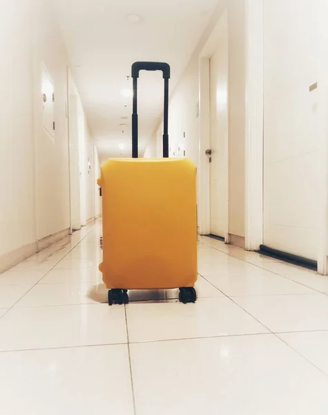 Een Kleine Koffer Met Een Gele Kleur Deze Koffer Werd — Stockfoto