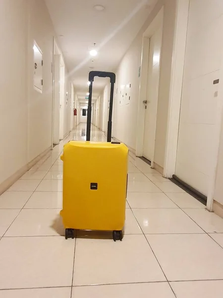 2022年10月にインドネシアのジャカルタ 小さなサイズと黄色の色を持つVojaタイプのロジェルスーツケース このスーツケースはアパートの廊下に置かれた — ストック写真