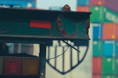 Karavanın ışığı kırılmış ve kırılmıştı ve çelik kenarlar düzgün bağlanmamıştı..