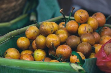 Menteng meyvesi veya Baccaurea racemosa, Melanezya kökenli bir bitkidir. Bu ağaç özellikle Java, Sumatra, Bali ve Malezya Yarımadası adalarında yaygın olarak yetiştirilir. Ekşi ve buruk bir tadı vardır ve besin yönünden zengindir..