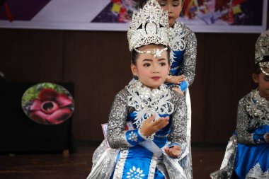 Cakarta, Endonezya Kasım 2022. Anaokulundan ilkokula kadar uzanan çocuklar Ulusal Takımadalar Dans Yarışması 'na katılıyor. Sergilenen danslar ve elbiseler Endonezya 'nın bölgelerinden tipik danslardır..