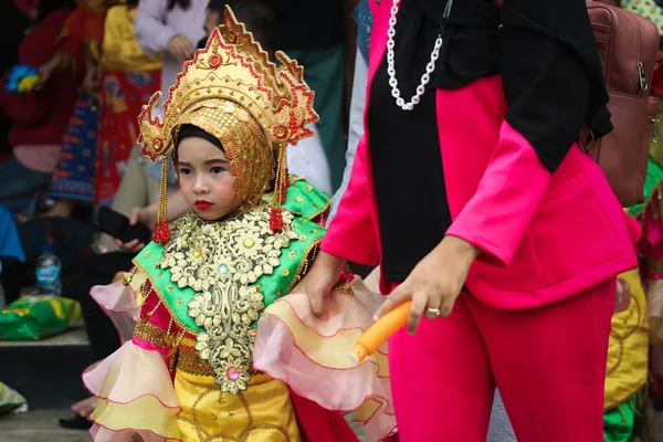 2022年11月 印度尼西亚雅加达 从幼儿园到小学的幼儿都在参加全国群岛舞蹈比赛 所展示的舞蹈和服装是来自印度尼西亚各地区的典型舞蹈 — 图库照片