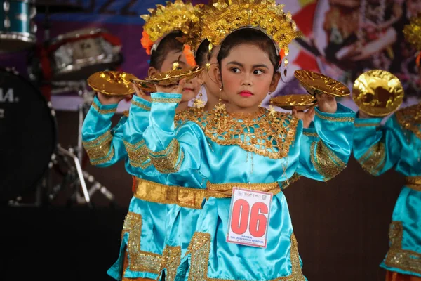 2022年11月 印度尼西亚雅加达 从幼儿园到小学的幼儿都在参加全国群岛舞蹈比赛 所展示的舞蹈和服装是来自印度尼西亚各地区的典型舞蹈 — 图库照片