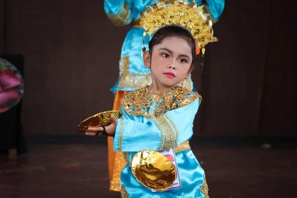 2022年11月にインドネシアのジャカルタ 幼稚園から小学校までの子どもたちが全国群島ダンス大会に参加しています 展示されている踊りや衣服は インドネシアの地域の代表的な踊りです — ストック写真