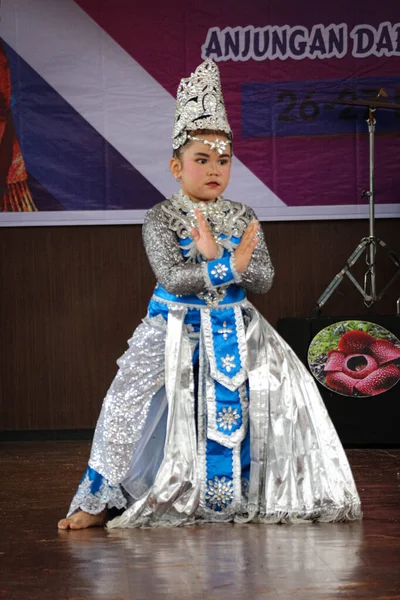 2022年11月にインドネシアのジャカルタ 幼稚園から小学校までの子どもたちが全国群島ダンス大会に参加しています 展示されている踊りや衣服は インドネシアの地域の代表的な踊りです — ストック写真