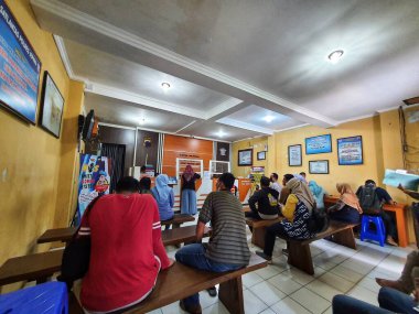 Merkez Java, Endonezya Ekim 2022. BPKB hizmet ofisinde ya da Jepara Polisi 'nin araç sahiplik belgesinde birkaç kişi kuyrukta bekliyor. Bu servis pazartesiden cumartesiye kadar açıktır..