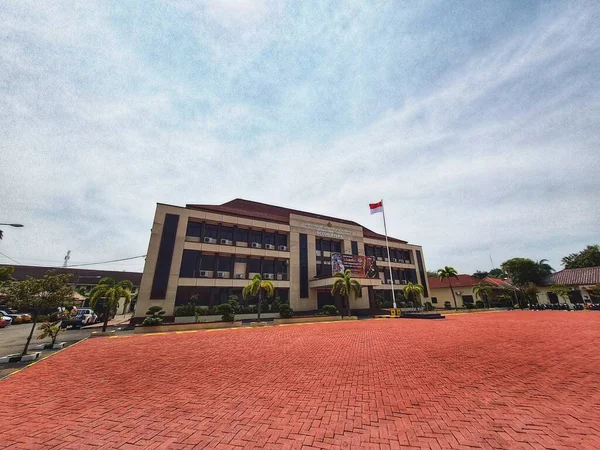 2022年10月 印度尼西亚爪哇中部 印度尼西亚共和国国家警察 爪哇中部地区 Jepara度假村的前景色 一幢棕色的大楼 红白相间的旗帜英勇地飘扬着 — 图库照片