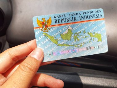 Merkez Java, Endonezya Ekim 2022. Kimlik kartını tutan bir el. Bu KTP, Endonezya 'da ikamet eden nüfus dairesi tarafından verilir. Bu KTP 'nin içinde çip olan bir elektronik sistemi var..