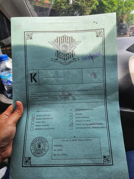 인도네시아 2022 자동차 인증서를 처리하는 사용되는 폴더는 회사에서 양식은 경찰에서 — 스톡 사진