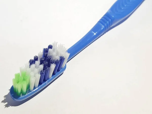 Foto Branca Isolada Uma Escova Dentes Plástico Que Foi Usada — Fotografia de Stock